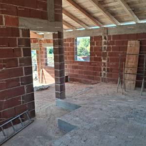 Prodaje se kuća prizemnica s bazenom u tijeku izgradnje