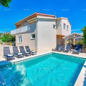 Prodaje se kuća s bazenom i pogledom na more – Ližnjan