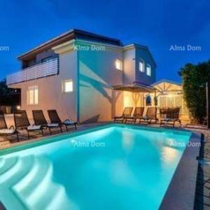 Prodaje se kuća s bazenom i pogledom na more – Ližnjan