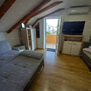 Prodaje se kuća sa 3 apartmana i dvorištem, blizu Pule. Pješčana uvala.