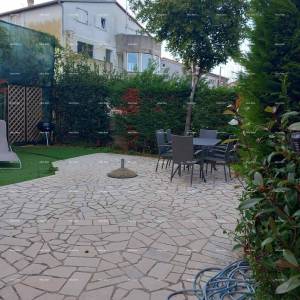 Prodaje se kuća sa 3 apartmana i dvorištem, blizu Pule. Pješčana uvala.