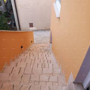 Prodaje se kuća sa 3 apartmana i dvorištem, blizu Pule. Pješčana uvala.