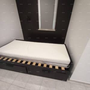 Prodaje se kuća sa 3 apartmana i dvorištem, blizu Pule. Pješčana uvala.