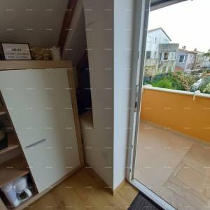 Prodaje se kuća sa 3 apartmana i dvorištem, blizu Pule. Pješčana uvala.