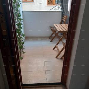 Prodaje se kuća sa 3 apartmana i dvorištem, blizu Pule. Pješčana uvala.