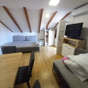 Prodaje se kuća sa 3 apartmana i dvorištem, blizu Pule. Pješčana uvala.