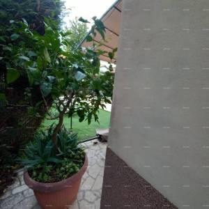 Prodaje se kuća sa 3 apartmana i dvorištem, blizu Pule. Pješčana uvala.