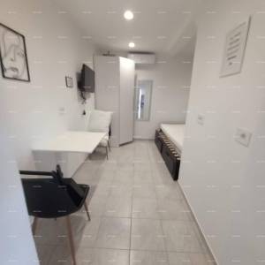 Prodaje se kuća sa 3 apartmana i dvorištem, blizu Pule. Pješčana uvala.