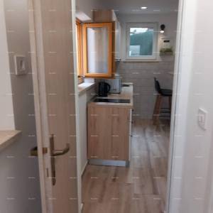 Prodaje se kuća sa 3 apartmana i dvorištem, blizu Pule. Pješčana uvala.