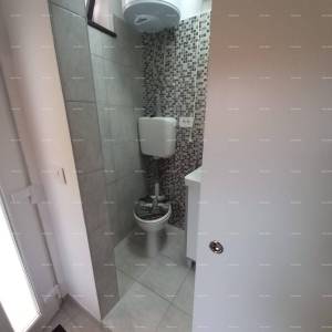 Prodaje se kuća sa 3 apartmana i dvorištem, blizu Pule. Pješčana uvala.