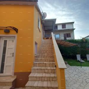 Prodaje se kuća sa 3 apartmana i dvorištem, blizu Pule. Pješčana uvala.