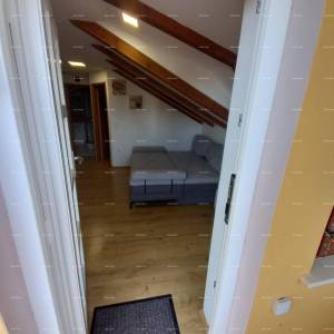 Prodaje se kuća sa 3 apartmana i dvorištem, blizu Pule. Pješčana uvala.