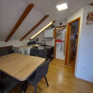 Prodaje se kuća sa 3 apartmana i dvorištem, blizu Pule. Pješčana uvala.