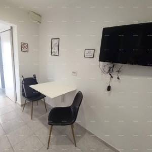 Prodaje se kuća sa 3 apartmana i dvorištem, blizu Pule. Pješčana uvala.