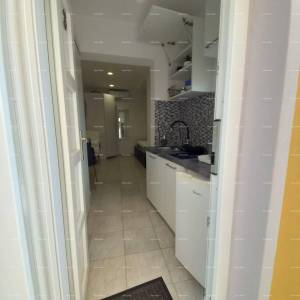 Prodaje se kuća sa 3 apartmana i dvorištem, blizu Pule. Pješčana uvala.