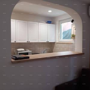 Prodaje se kuća sa 3 apartmana i dvorištem, blizu Pule. Pješčana uvala.