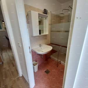 Prodaje se kuća sa 3 apartmana i dvorištem, blizu Pule. Pješčana uvala.