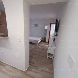 Prodaje se kuća sa 3 apartmana i dvorištem, blizu Pule. Pješčana uvala.