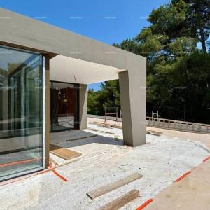 Prodaje se moderna vila u Rovinju