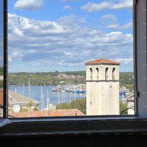 Prodaje se stan u centru Pule sa pogledom na katedralu i more.