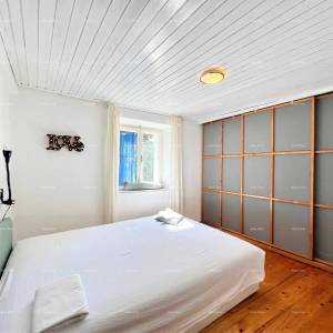 Prodaje se stan u centru Pule sa pogledom na katedralu i more.