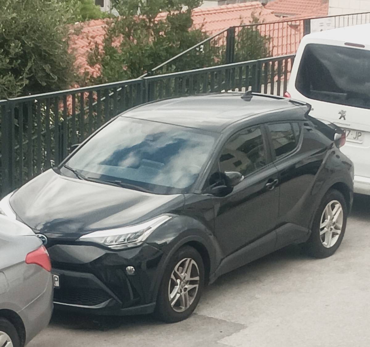 Prodajem Toyotu C-HR Hybrid (benzinski)