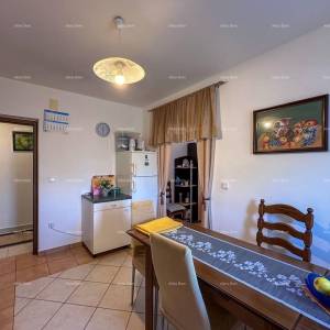 Prodajemo kuću sa dva stana u Valbandonu.