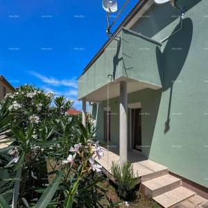 Prodajemo kuću sa dva stana u Valbandonu.