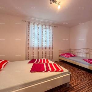 Prodajemo kuću sa dva stana u Valbandonu.