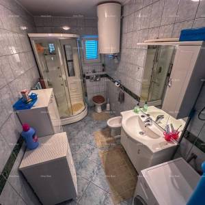 Prodajemo kuću sa dva stana u Valbandonu.