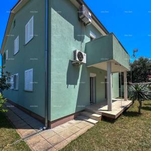 Prodajemo kuću sa dva stana u Valbandonu.