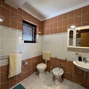 Prodajemo kuću sa pet apartmana na odličnoj lokaciji!