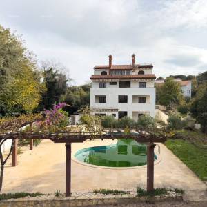 Prodajemo kuću sa sedam apartmana na velikoj okućnici sa bazenom i garažom. Banjole