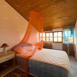 Prodajemo kuću sa sedam apartmana na velikoj okućnici sa bazenom i garažom. Banjole