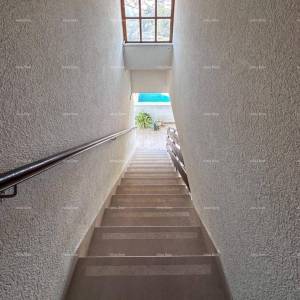 Prodajemo kuću sa sedam apartmana na velikoj okućnici sa bazenom i garažom. Banjole