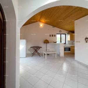 Prodajemo kuću sa sedam apartmana na velikoj okućnici sa bazenom i garažom. Banjole