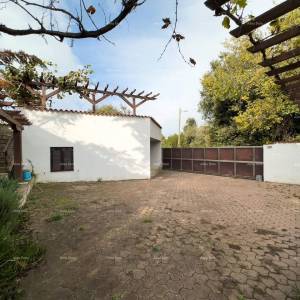 Prodajemo kuću sa sedam apartmana na velikoj okućnici sa bazenom i garažom. Banjole