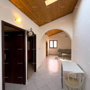 Prodajemo kuću sa sedam apartmana na velikoj okućnici sa bazenom i garažom. Banjole