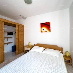 Prodajemo kuću sa sedam apartmana na velikoj okućnici sa bazenom i garažom. Banjole