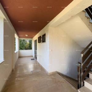 Prodajemo kuću sa sedam apartmana na velikoj okućnici sa bazenom i garažom. Banjole