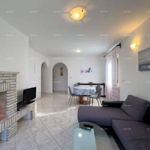 Prodajemo kuću sa sedam apartmana na velikoj okućnici sa bazenom i garažom. Banjole