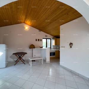 Prodajemo kuću sa sedam apartmana na velikoj okućnici sa bazenom i garažom. Banjole