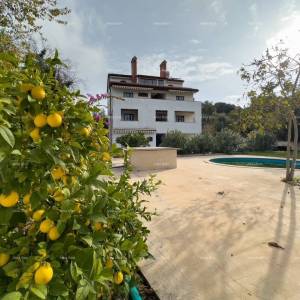 Prodajemo kuću sa sedam apartmana na velikoj okućnici sa bazenom i garažom. Banjole