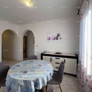 Prodajemo kuću sa sedam apartmana na velikoj okućnici sa bazenom i garažom. Banjole