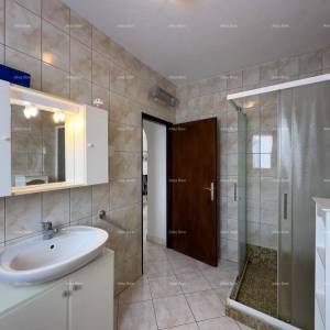 Prodajemo kuću sa sedam apartmana na velikoj okućnici sa bazenom i garažom. Banjole