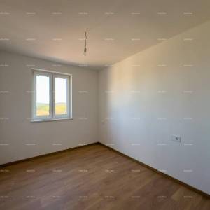 Prodajemo stan sa velikim vrtom i parkirnim mjestom u Barbanu.