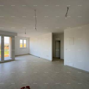 Prodajemo stan sa velikim vrtom i parkirnim mjestom u Barbanu.