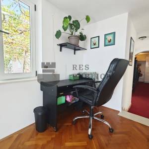 PROSTRAN TROSOBAN STAN SA TERASOM I VRTOM - IZVRSNA LOKACIJA