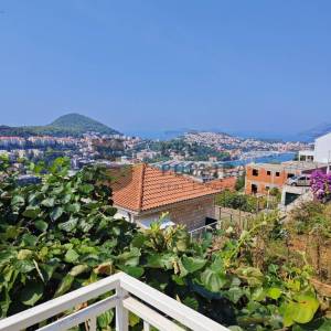 PROSTRAN TROSOBAN STAN SA TERASOM I VRTOM - IZVRSNA LOKACIJA