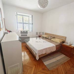 PROSTRAN TROSOBAN STAN SA TERASOM I VRTOM - IZVRSNA LOKACIJA